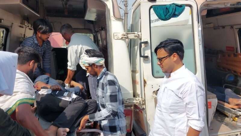 अनियंत्रित होकर मकान से टकरायी कार, चालक समेत आधा दर्जन घायल