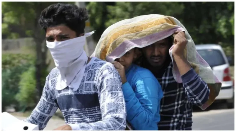 बंगाल में भारी बारिश, दिल्ली-एनसीआर में रिकॉर्ड तोड़ गर्मी, जानें अपने राज्य का हाल