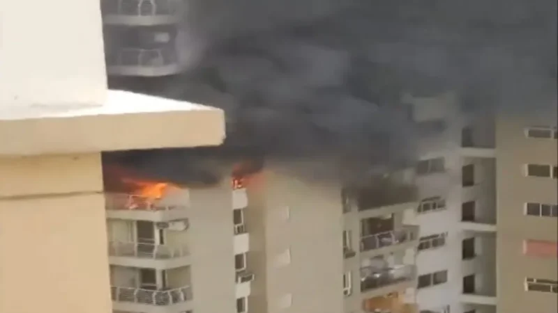 नोएडा की हाईराइज सोसाइटी में AC फटने से लगी भीषण आग, डरावना Video आया सामने