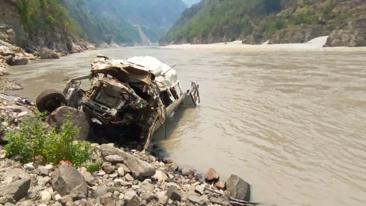उत्तराखंड के चोपता में बड़ा हादसा, नोएडा के पर्यटकों का वाहन अलकनंदा नदी में गिरा; आठ लोगों की मौत