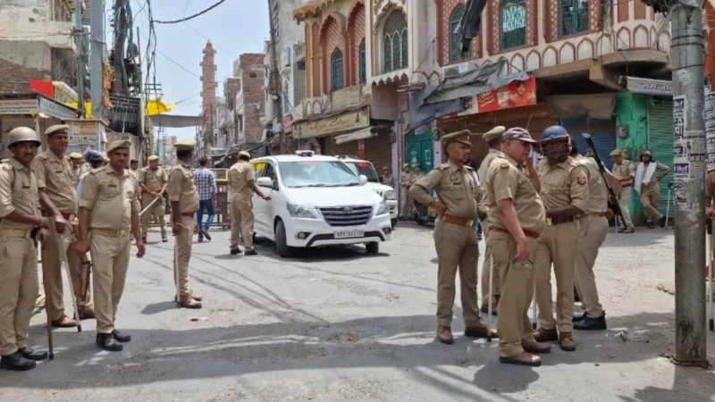 अलीगढ़ में मॉब लिंचिंग के बाद बवाल, पुलिस के सामने युवकों ने बरसाए पत्थर, दुकानों व घरों पर लगे पलायन के पोस्टर