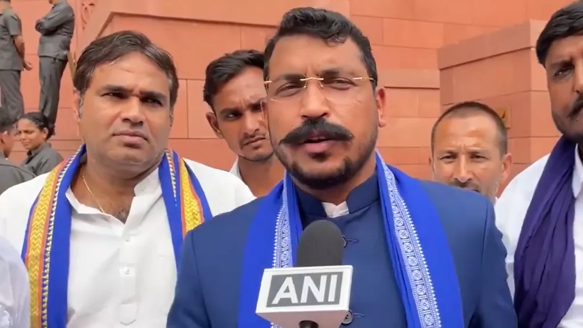 ‘हम मजबूर कर देंगे कि सत्ता में लोग अहंकारी न हों…’, शपथ लेने का बाद बोले- चंद्रशेखर; हाथ में संविधान लेकर लगाए नारे