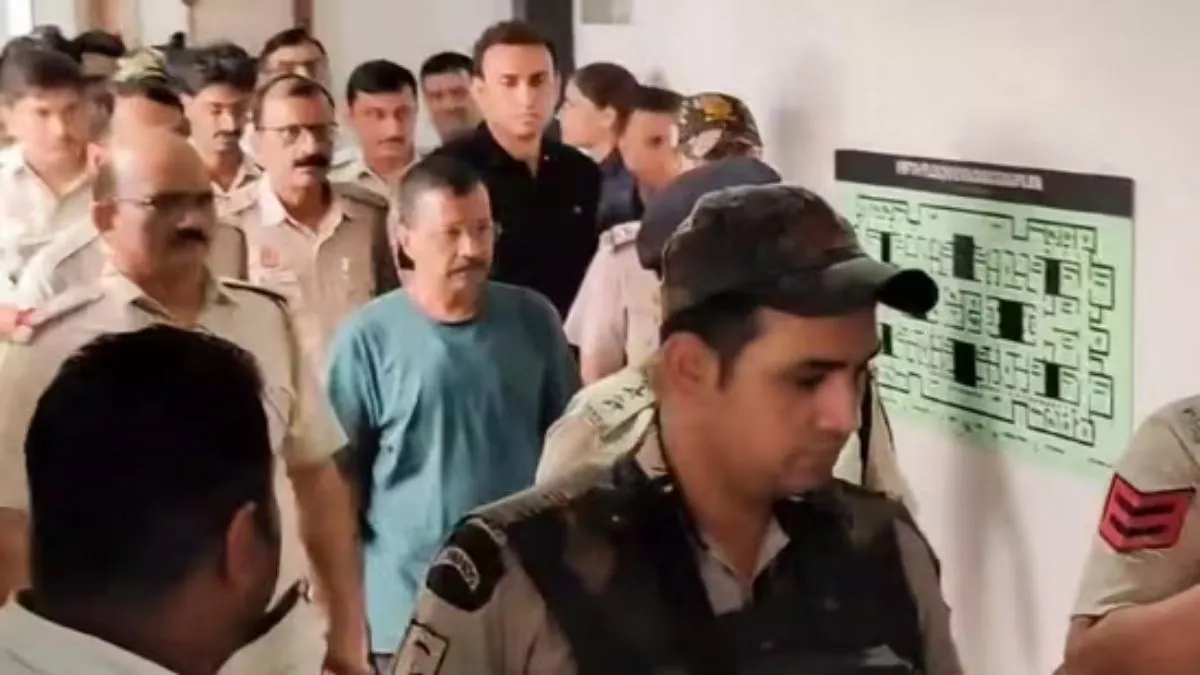 दिल्ली के सीएम अरविंद केजरीवाल की तबियत बिगड़ी, कोर्ट रूम से बाहर ले जाया गया