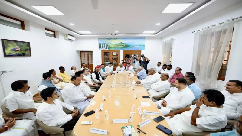 बैठक में खरगे ने क्लियर कर दिया-इंडिया गठबंधन फिलहाल सरकार का दावा पेश नहीं करेगा