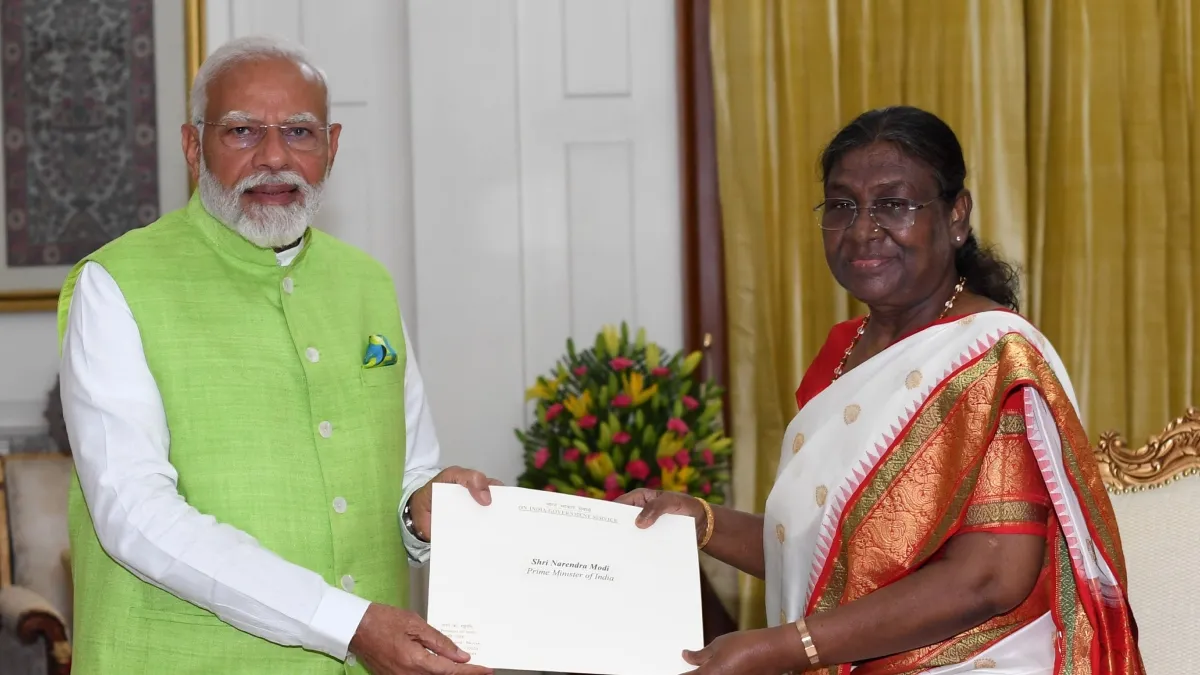 राष्ट्रपति द्रौपदी मुर्मू से मिले प्रधानमंत्री नरेंद्र मोदी, सौंपा इस्तीफा