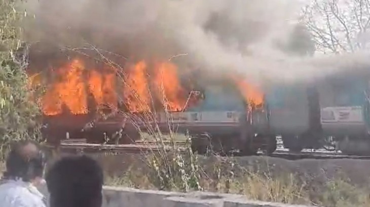 दिल्ली के ओखला रेलवे स्टेशन पर ताज एक्सप्रेस में लगी भीषण आग, वीडियो आया सामने