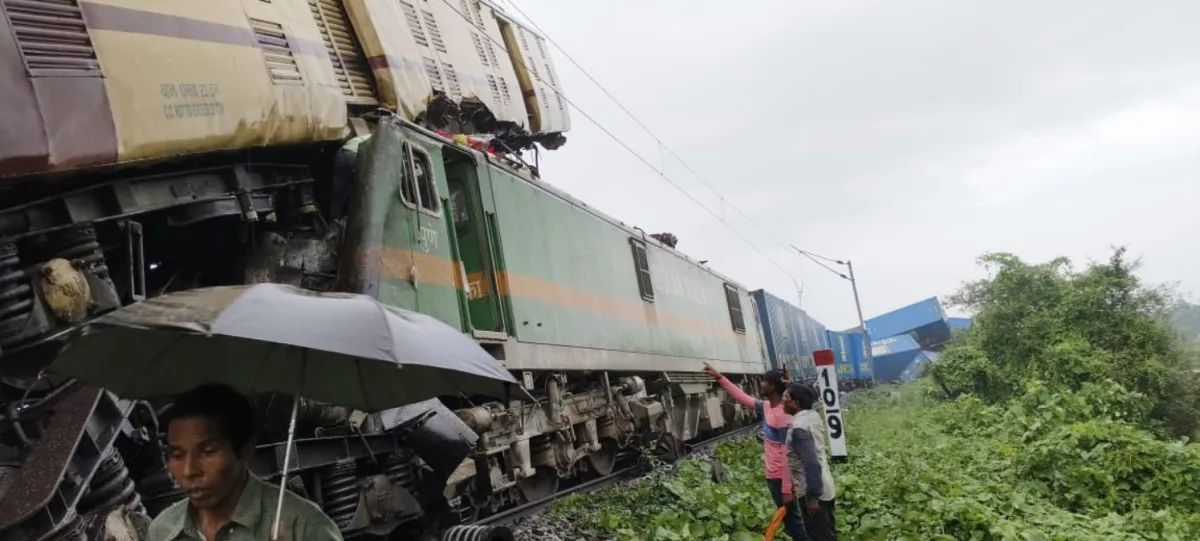 एक्सप्रेस ट्रेन को मालगाड़ी ने पीछे से मारी टक्कर, एक-दूसरे पर चढ़ीं बोगियां, PM ने किया मुआवजे का एलान