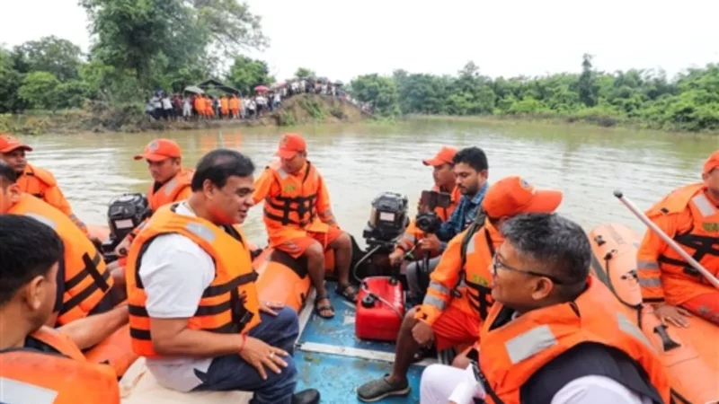 Assam में बाढ़ से हाहाकार, 58 लोगों ने गंवाई जान तो जलमग्न हुए सैकड़ों घर; इंसान के साथ बेजुबान भी तड़पने को मजबूर