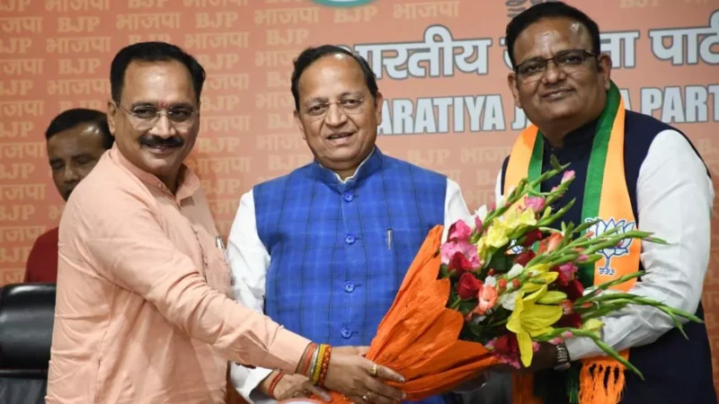 केजरीवाल को विधानसभा चुनाव से पहले बड़ा झटका, AAP के विधायक और पूर्व मंत्री समेत कई पार्षद BJP में शामिल