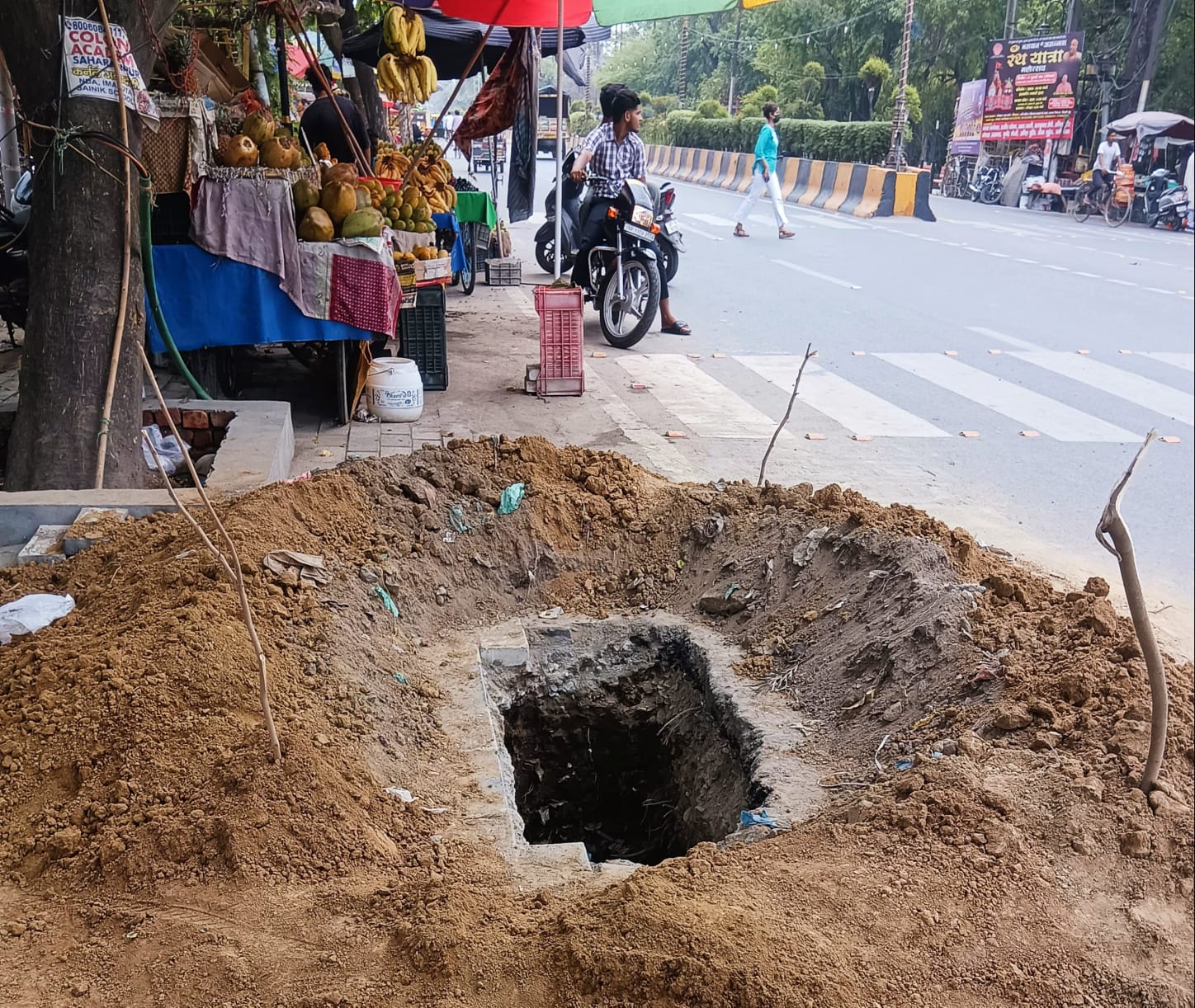 विद्युत विभाग ने स्मार्ट रोड व गैस लाइन कर दी क्षतिग्रस्त