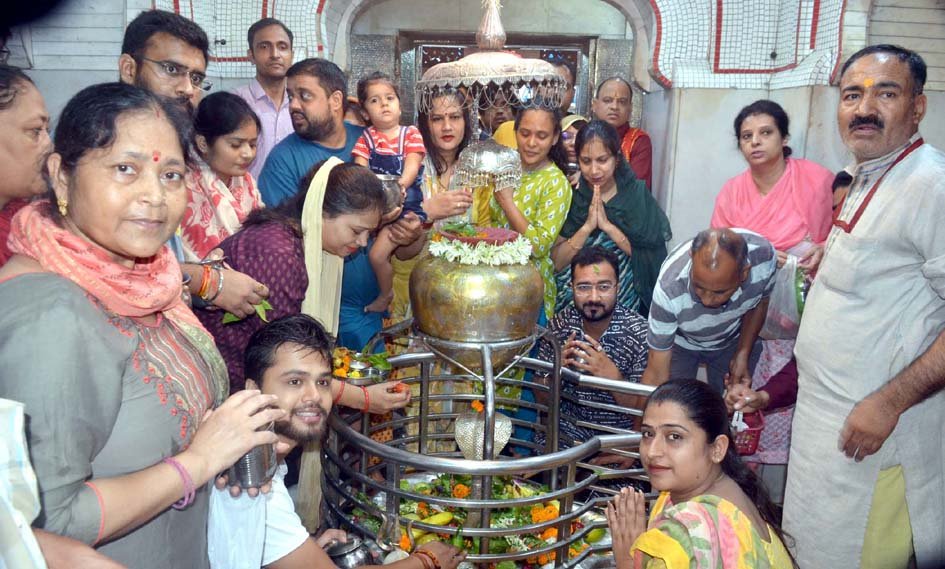 सावन के पहले सोमवार को शिवालयों में उमडा सैलाब, किया जलाभिषेक