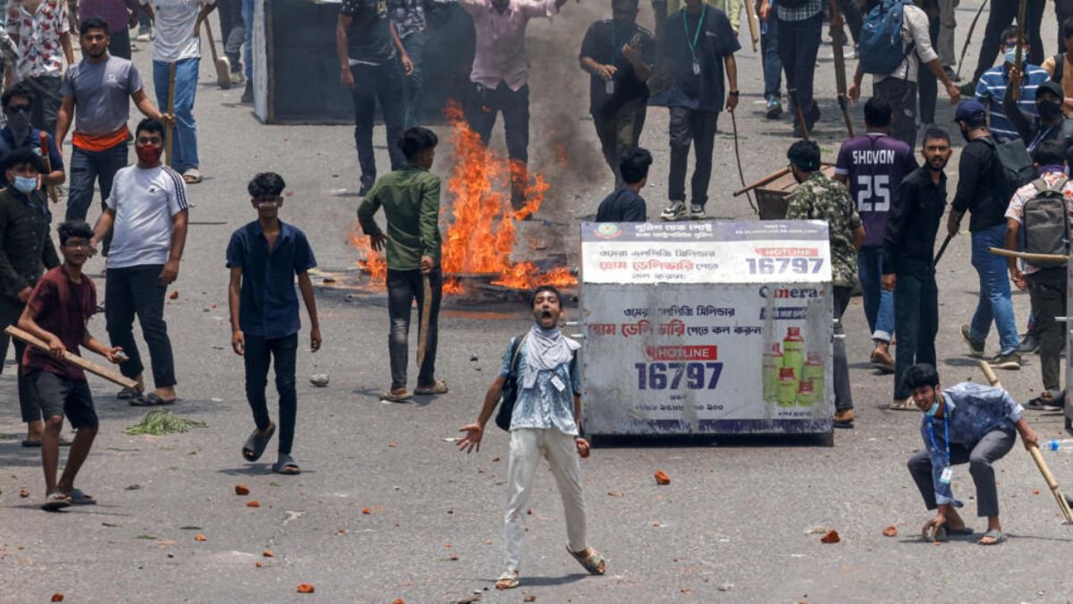 कर्फ्यू के बावजूद बांग्लादेश में सड़कों पर लोगों का हुजूम, आरक्षण के खिलाफ प्रदर्शन में अब तक 105 मौतें, सैकड़ों भारतीय छात्र वापस लौटे