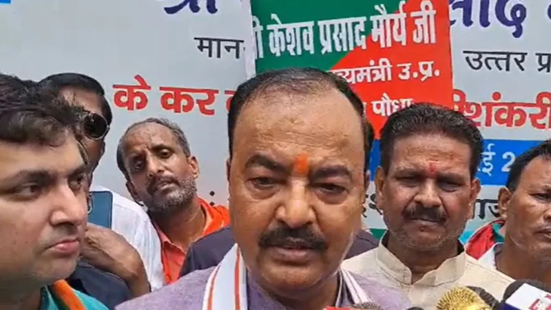 डिप्टी CM केशव प्रसाद मौर्य का विपक्ष पर हमला, कहा- बुद्धि में विकृति आई है, भोले बाबा को जल चढ़ाएं