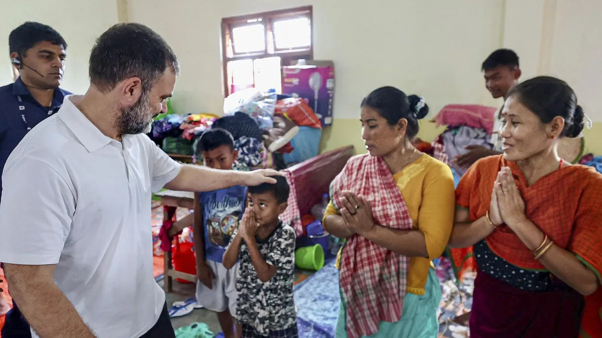 मणिपुर के राहत शिविर पहुंचे राहुल गांधी, दंगे से बेघर हुए लोगों से की मुलाकात