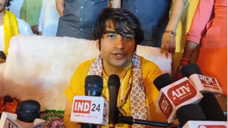 बाबा बागेश्वर ने दुकानों पर नाम लिखे जाने के विवाद पर दिया बड़ा बयान, कहा- ‘बच के रहो ठठरी के वारो से’