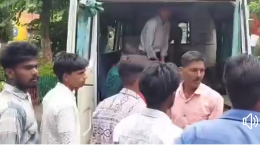 महिलाओ से भरी ट्रैक्टर-ट्राली सडक किनारे धान के खेत में घुसी, आधा दर्जन महिलाएं घायल
