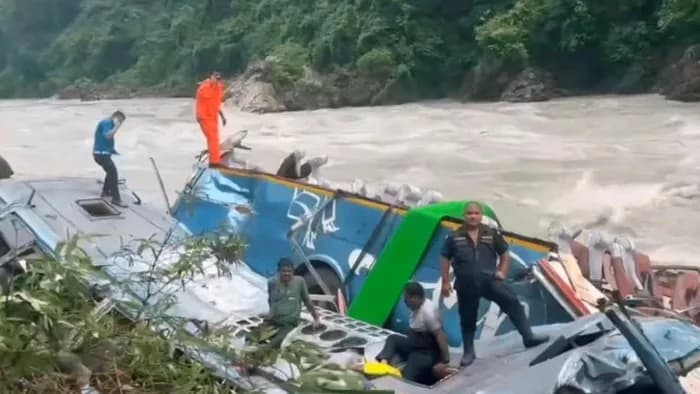 महाराष्ट्र के पर्यटकों ने गोरखपुर से बुक कराई थी बस, हादसे में अब तक 14 शव बरामद- PHOTOS