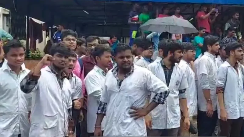 कोलकाता में महिला डॉक्टर की रेप के बाद हत्या, सड़क पर उतरा मेडिकल स्टाफ; पुलिस ने एक आरोपी को किया गिरफ्तार