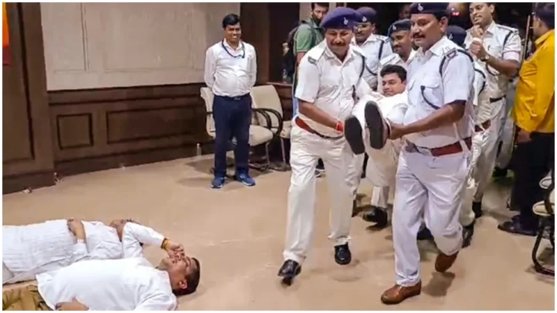 भाजपा के 18 विधायकों को किया गया निलंबित, मार्शलों के मदद से निकाल गए बाहर