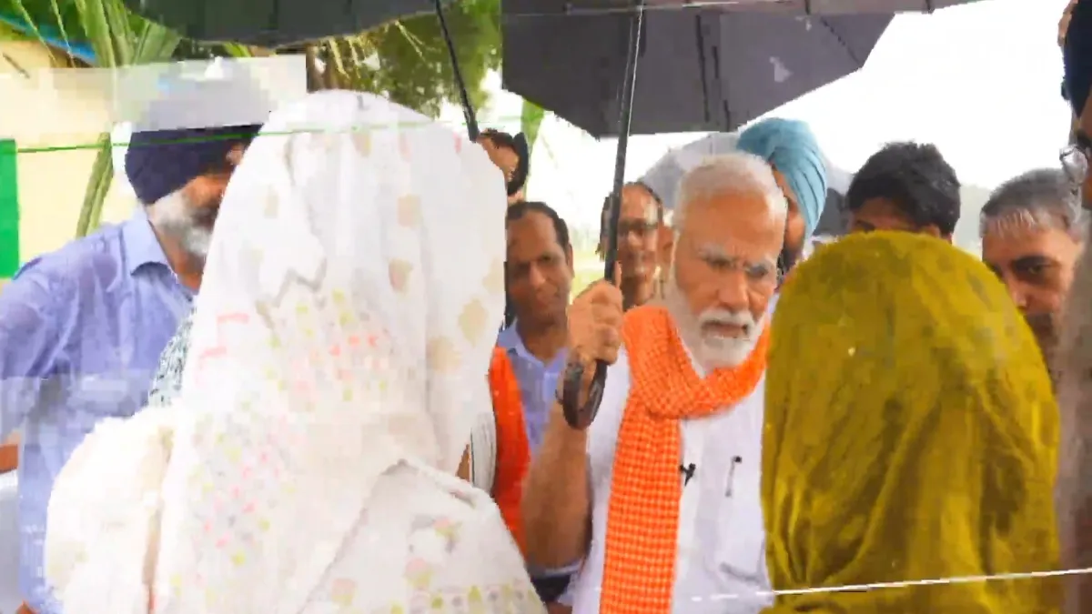 पीएम मोदी का किसान प्रेम… भारी बारिश के बीच नहीं रद्द किया प्रोग्राम, छाता लेकर की मुलाकात