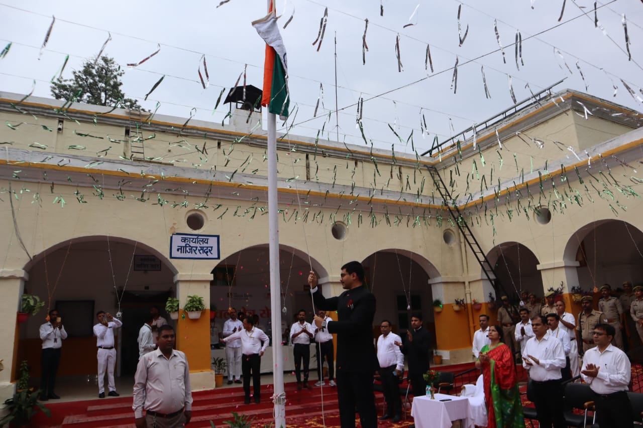 ध्वजारोहण करते जिलाधिकारी मनीष बंसल