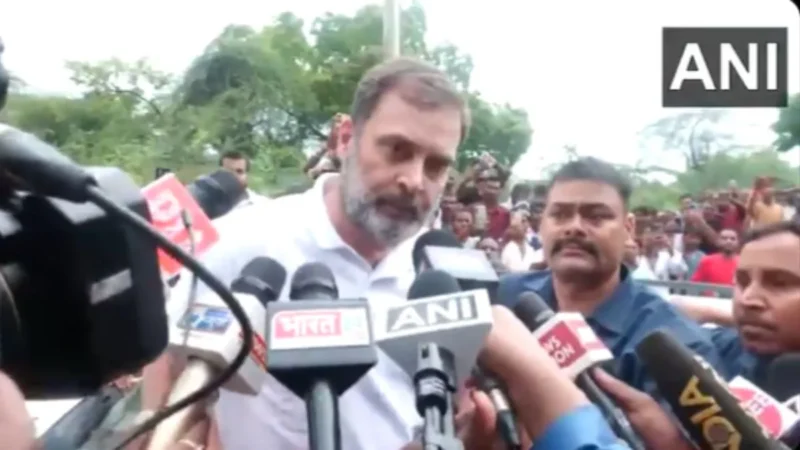 अर्जुन पासी हत्याकांड: रायबरेली में दलित युवक के परिजनों से मिले राहुल गांधी, कहा- मास्टरमाइंड को बचा रही पुलिस