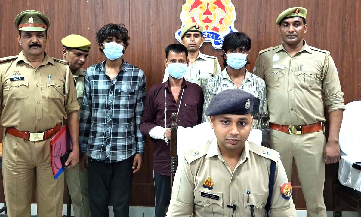 पुलिस ने दबोचे तीन शातिर चोर, 4 बाईके व अवैध शस्त्र बरामद