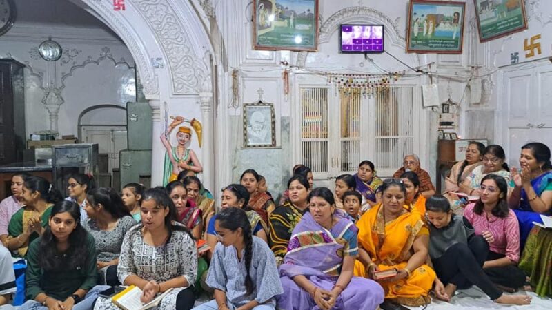 पर्युषण पर्व पर जैन मंदिर मे की गयी मुनि सुब्रतनाथ की पूजा