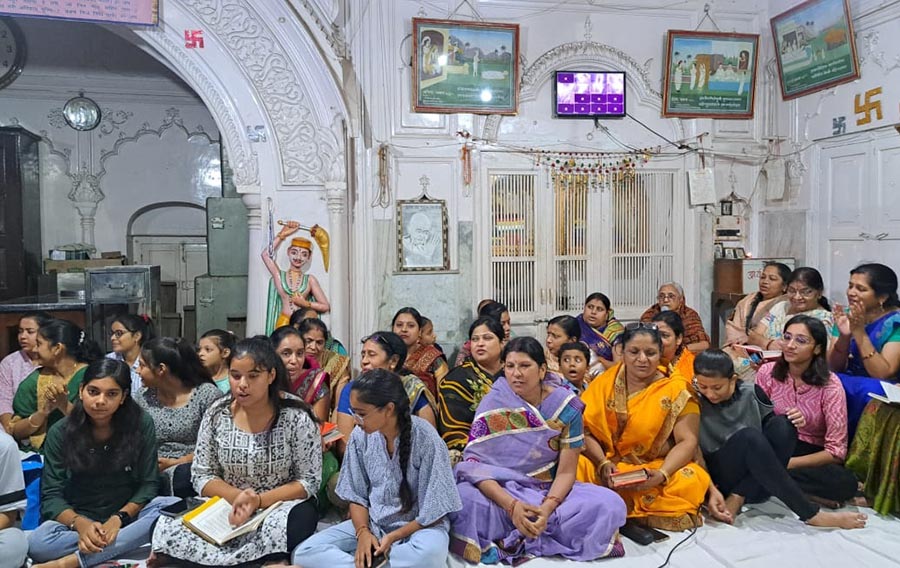 पर्युषण पर्व पर जैन मंदिर मे की गयी मुनि सुब्रतनाथ की पूजा