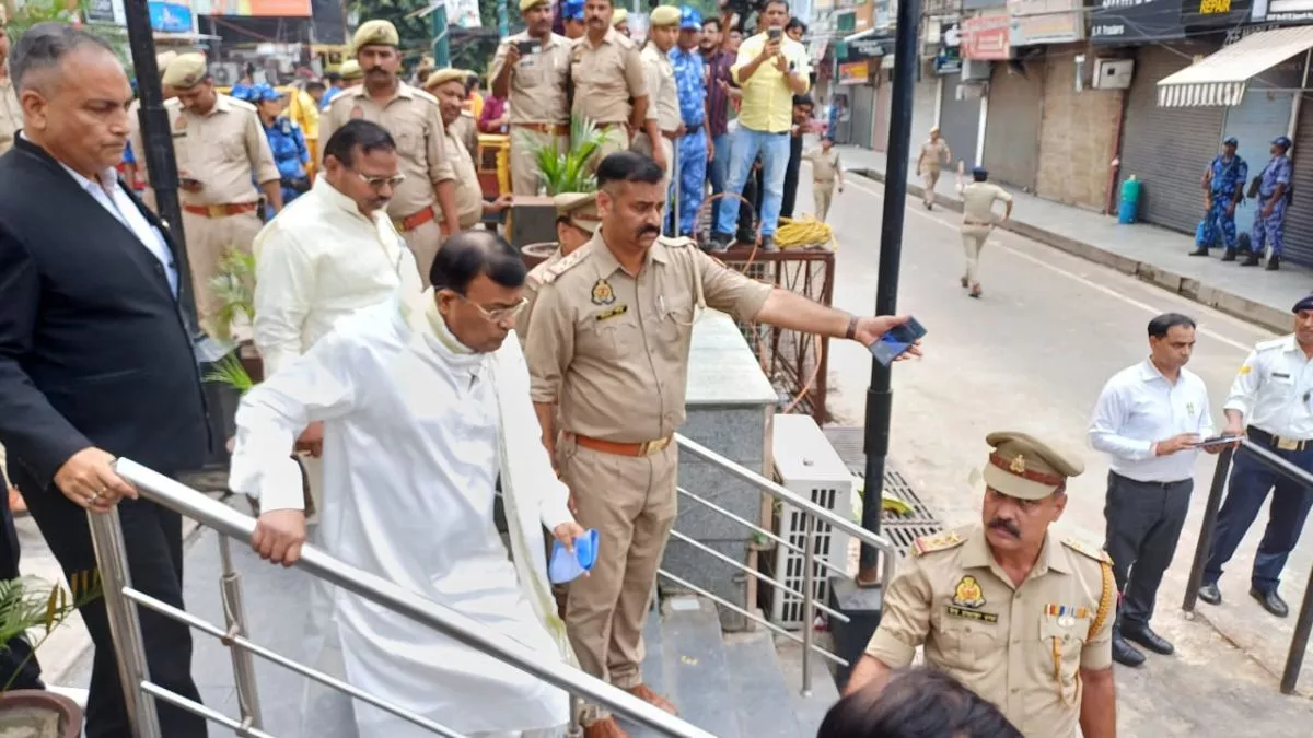 भाजपा झंडा लगी गाड़ी से न्यायिक आयोग पहुंचे ‘भोले बाबा’, सुरक्षा के कड़े इंतजाम