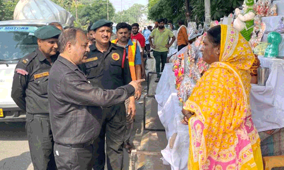 दिल्ली रोड से वेंडरों-दुकानदारों का सामान किया जब्त