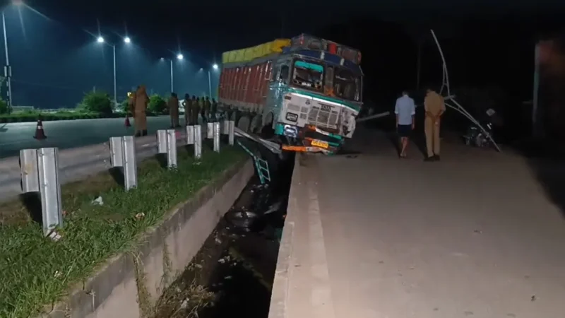 मिर्जापुर में भीषण सड़क हादसा: ट्रक-ट्रैक्टर टक्कर में 10 मजदूरों की मौत, तीन गंभीर घायल