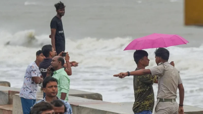 120KM की रफ्तार, समुद्री लहरों में उफान और हाई अलर्ट पर 2 राज्य… ओडिशा के करीब पहुंचा ‘दाना’