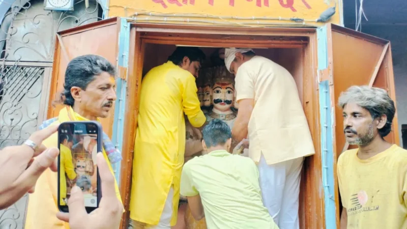 दुनिया जलाती है रावण का पुतला और यूपी के इस मंदिर में मनाते हैं जन्मदिन, सिर्फ दशहरे पर खुलते हैं दरवाजे
