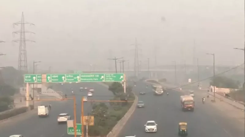 दिल्ली में ‘खतरनाक’ हुआ एयर इंडेक्स, AQI 500 के पार; पढ़ें एनसीआर का हाल