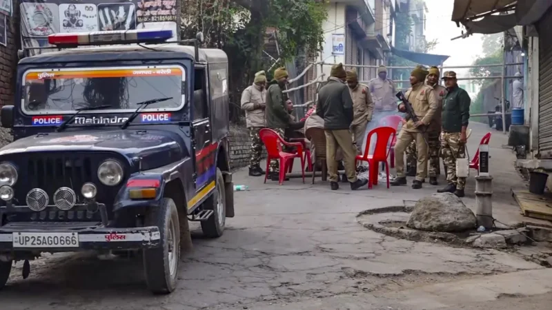 संभल में हाई अलर्ट: जुमे की नमाज और सर्वे रिपोर्ट पर टिकी निगाहें, हर कोने पर कड़ी सुरक्षा