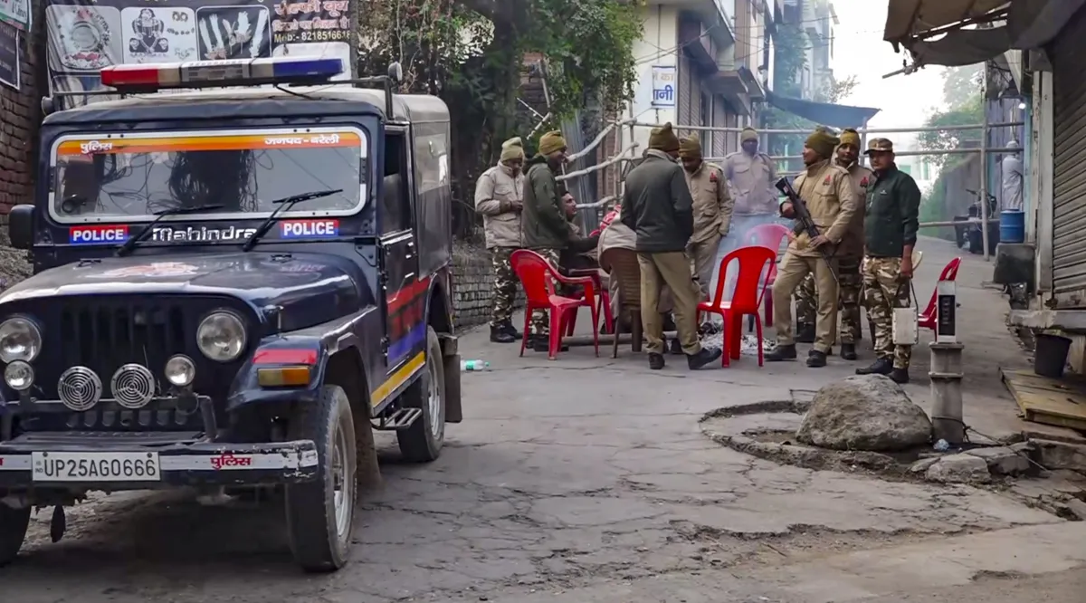 संभल में हाई अलर्ट: जुमे की नमाज और सर्वे रिपोर्ट पर टिकी निगाहें, हर कोने पर कड़ी सुरक्षा