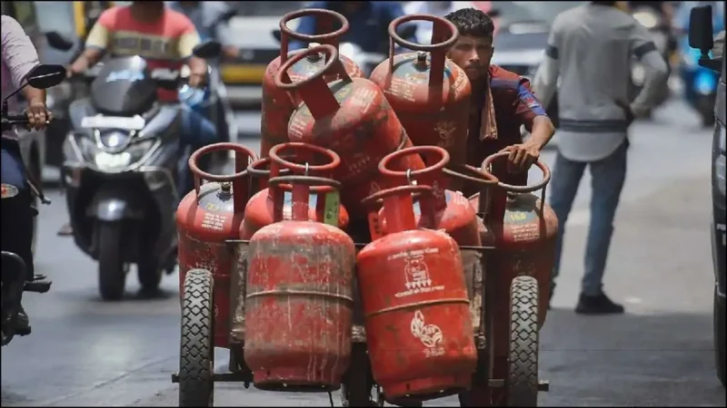 महंगाई का असर: LPG सिलेंडर के दामों में फिर बढ़ोतरी, जानें अपने शहर के नए रेट