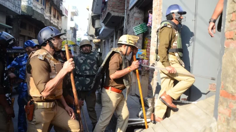 संभल में पुल‍िस का ताबड़तोड़ एक्‍शन, सपा सांसद के मोहल्‍ले में खंगाले गए 20 मकान; बुलडोजर भी चला