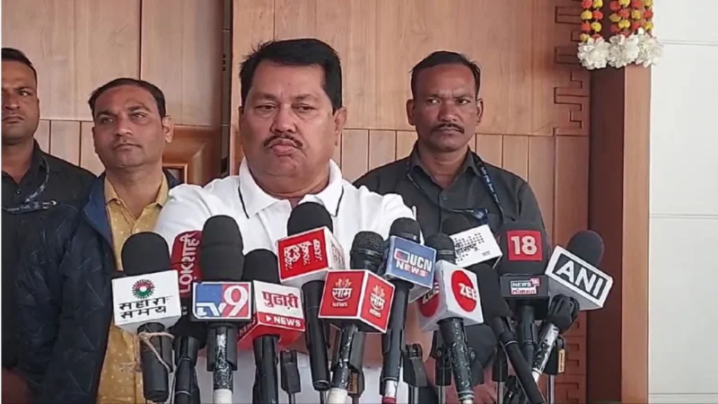 सीएम देवेंद्र फडणवीस से बिजनेसमैन अडानी की मुलाकात पर कांग्रेस ने बोला हमला, पुष्पा कैरेक्टर से कर दी तुलना