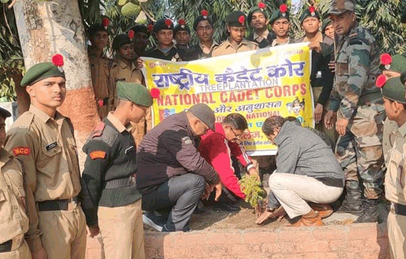 पर्यावरण संरक्षण को एनसीसी कैडेटों ने पौधे किए रोपित