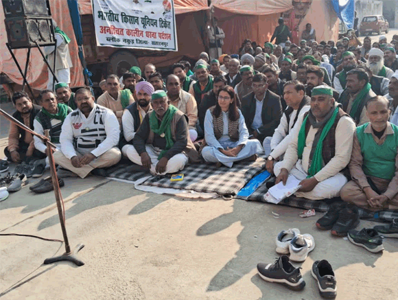 बिजलीघर पर धरना दे रहे किसानो ने अधिकारियो के कार्यालयो की तालाबंदी