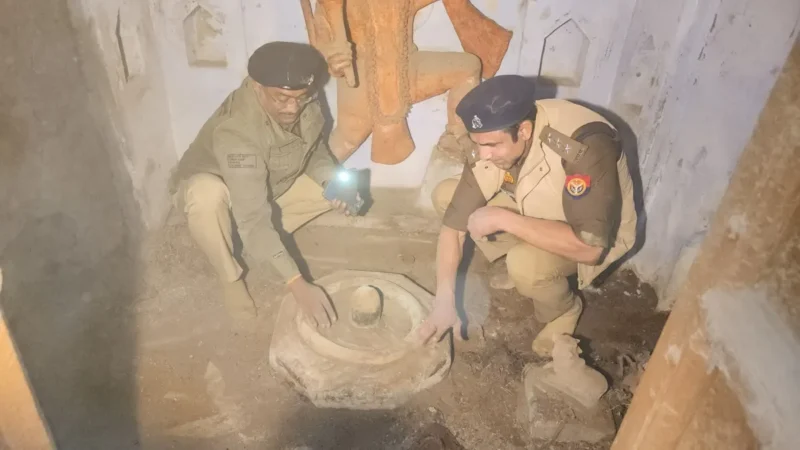 संभल में 46 साल बाद खुला मंदिर, पुलिसकर्मियों ने शिवलिंग साफ किया, खुदाई में प्राचीन कुआं भी मिला