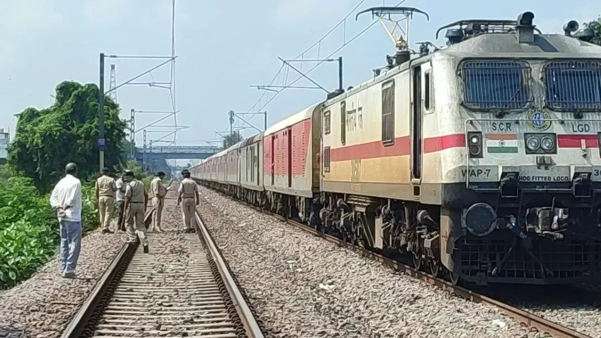 कानपुर में एक बार फिर ट्रेन पलटाने की साजिश! रेलवे ट्रैक पर रखा गया गैस सिलेंडर, जांच शुरू