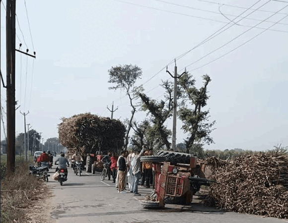 चीनी मिल को गन्ने की ढुलाई करने वाले टरेक्टर टराले बन सकते है बडे हादसे का कारण