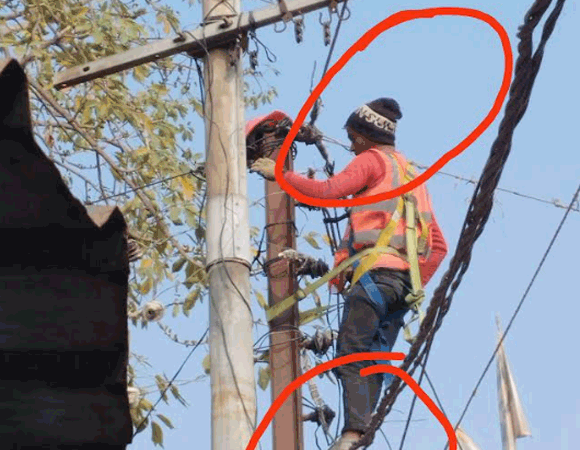 नकुड में विद्युत लाईनो पर एलुमिनेटिड वायर बदलने के अभियान में सुरक्षा मानको की उड रही है धज्जियां