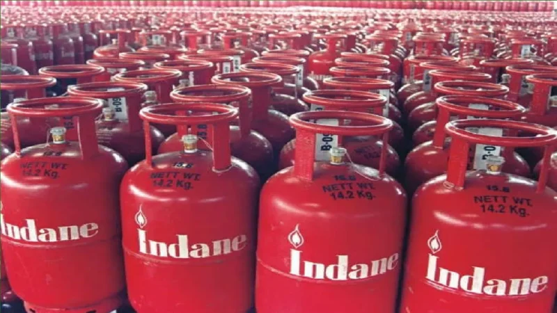 सरकार ने दिया नए साल का गिफ्ट, सस्ता हुआ LPG सिलेंडर