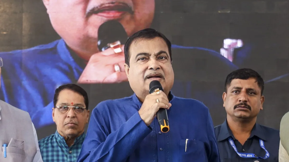 नितिन गडकरी का बेबाक बयान, कहा- ‘विधायक के साथ रहने वाले लोगों को स्कूल, कॉलेज बांटना बंद करें’