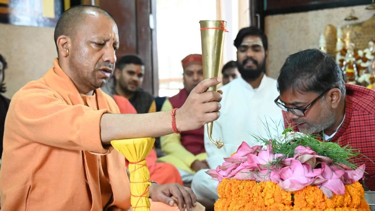 महाशिवरात्रि पर मुख्यमंत्री योगी आदित्यनाथ ने गोरखनाथ मंदिर में किया रुद्राभिषेक