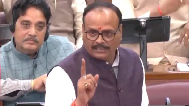 ‘लड़कों से गलती हो जाती है…’, यूपी व‍िधानसभा में ड‍िप्‍टी सीएम के बयान पर सपा व‍िधायकों का जोरदार हंगामा